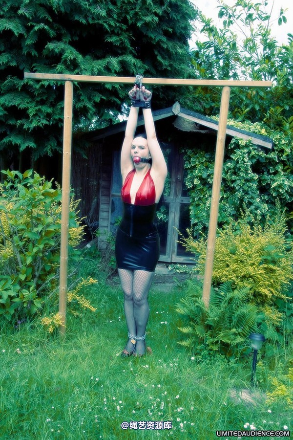 limitedaudience - 2010 rebekka raynor latex leather and chains 第 1 张图片