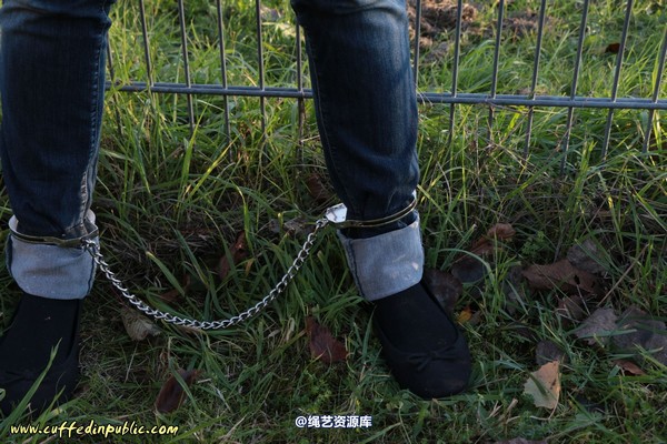 girlsinsteel - Cold day in handcuffs 第 86 张图片