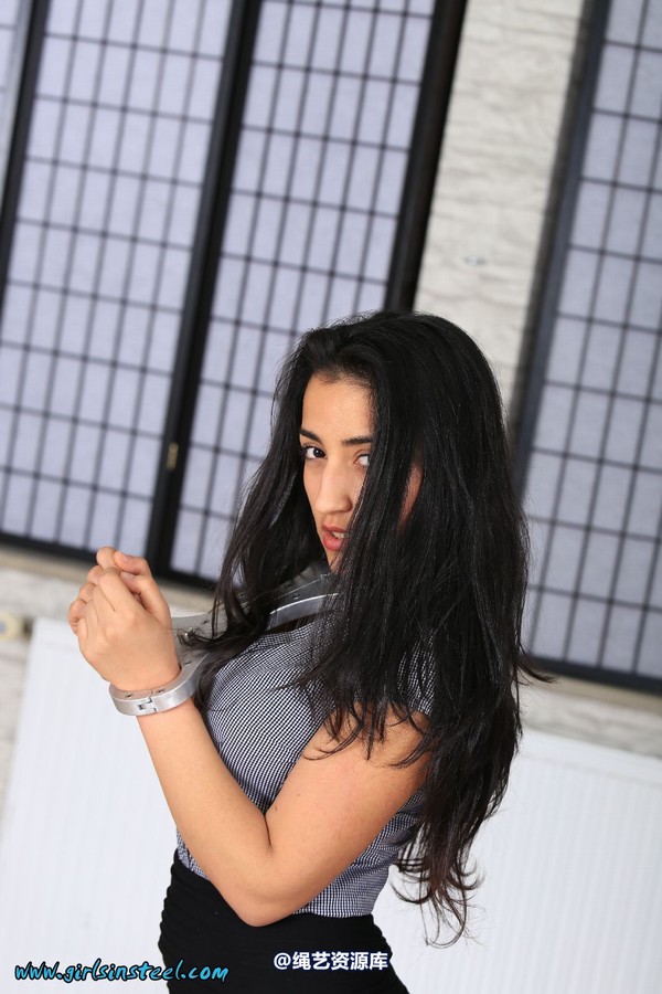 girlsinsteel - Business girl cuffed with fiddle 第 33 张图片