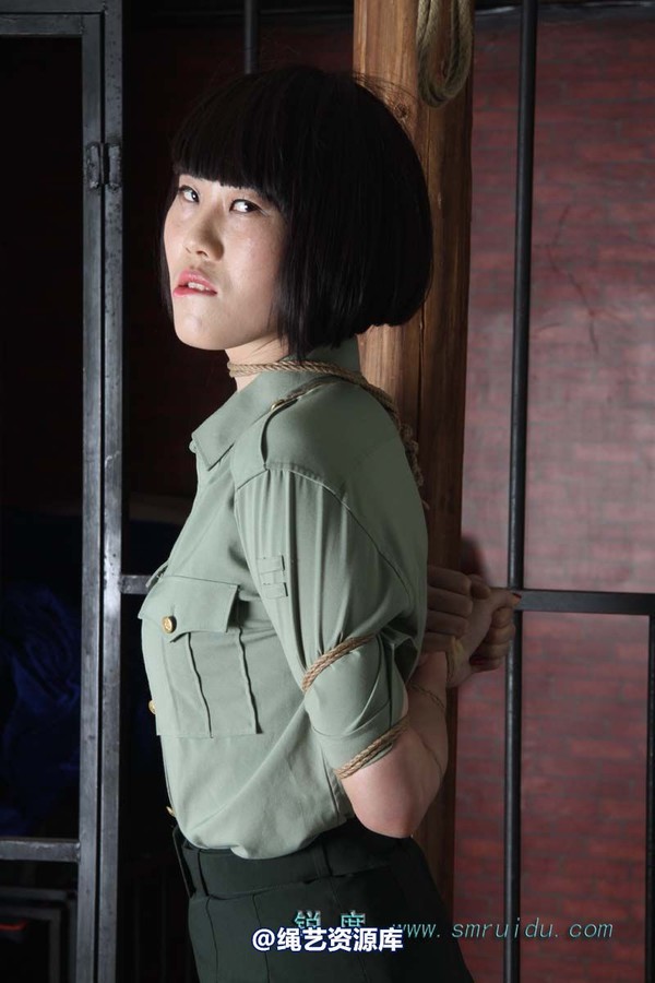 锐度主张 - 军服五花模特：碧菡 第 24 张图片
