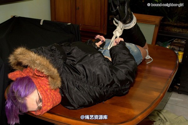 bound-neighbor-girl - Zora in winter jacket tied 1 第 26 张图片