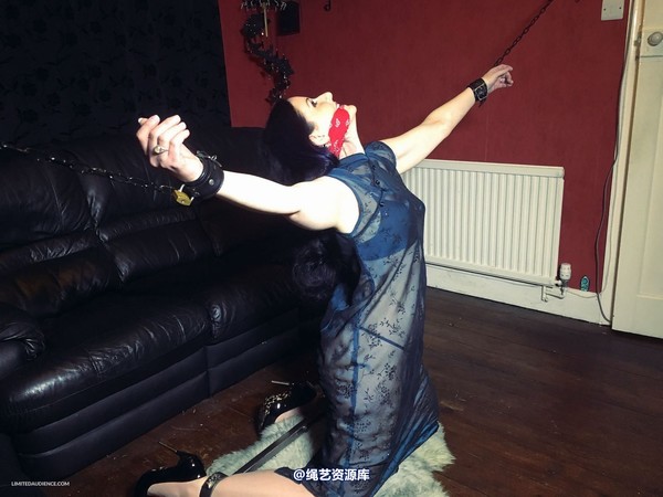 limitedaudience - 2015 caroline pierce spread and kneeling 第 22 张图片