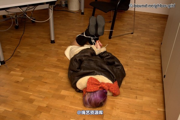 bound-neighbor-girl - Zora - Tied up at the office 第 37 张图片