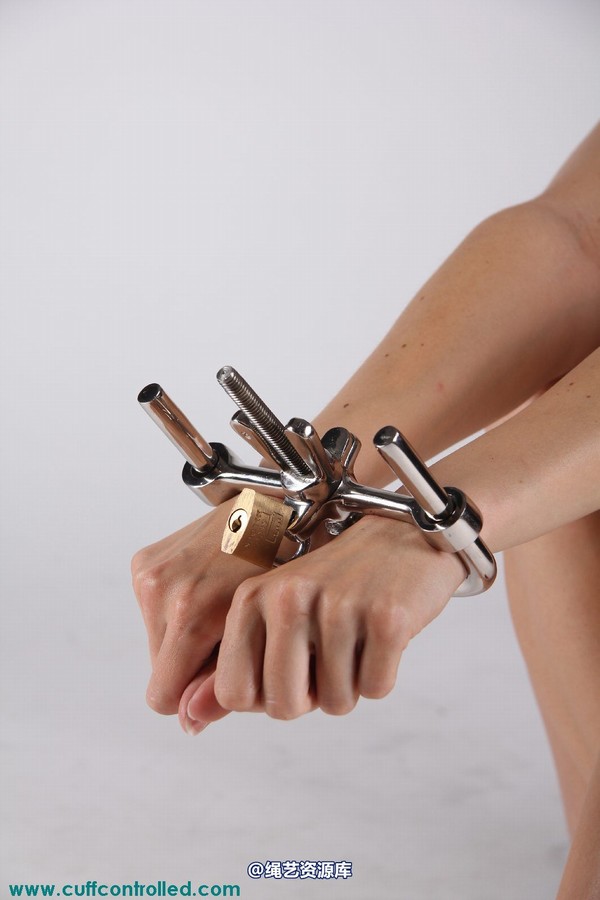 girlsinsteel - Multiple handcuffed 第 16 张图片