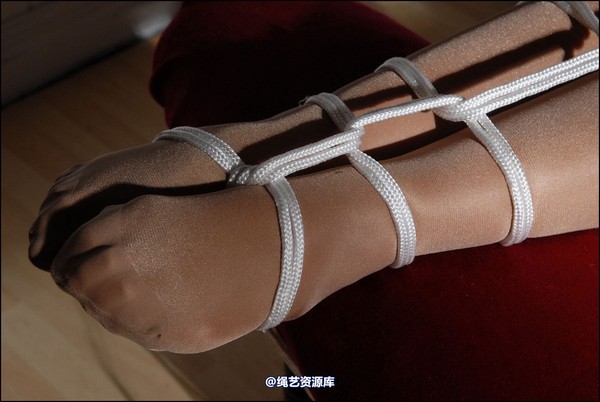 simplytied - RR gets tied to couch 第 26 张图片