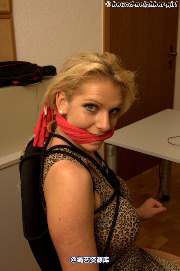 bound-neighbor-girl - Julia - Tied up in the office 2 第 36 张图片