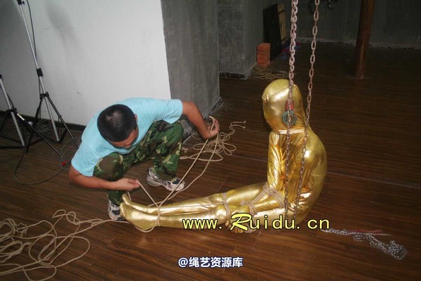 锐度主张 - 20070928第35期 影片胶衣紧缚悬吊图片 第 39 张图片