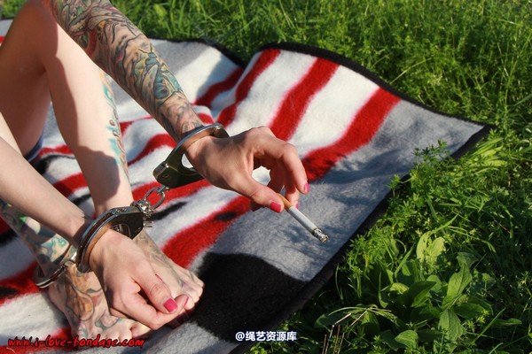 girlsinsteel - Smoking with handcuffs 第 9 张图片