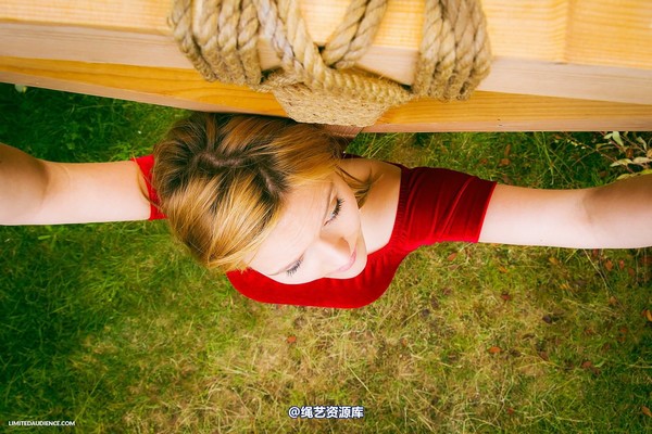 limitedaudience - 2014 bryony fuller alone on the cross 第 2 张图片