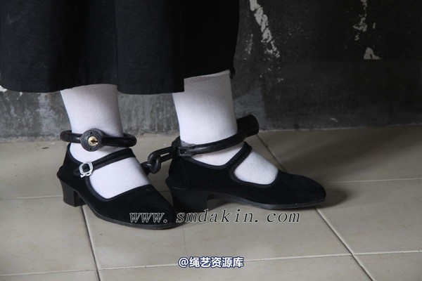 锐度主张 - 黑布鞋白袜镣铐模特：小芳 第 24 张图片