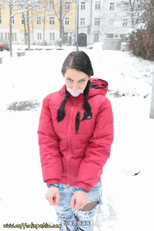 girlsinsteel - Cuffed in the snow 第 7 张图片
