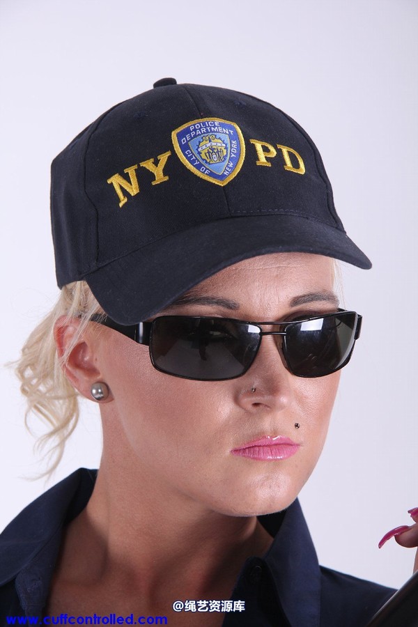 girlsinsteel - Busted police officer in big trouble 第 9 张图片