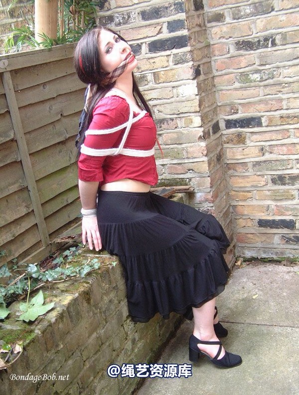 bondagebob - Lydia Tied Outdoors 第 33 张图片