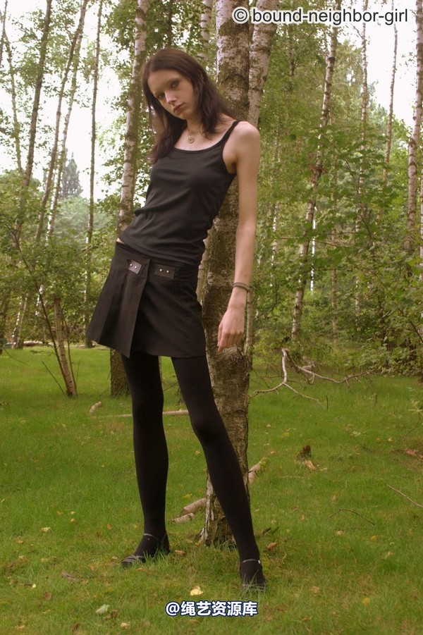 bound-neighbor-girl - Tanja - Tied up in the forest 1 第 2 张图片
