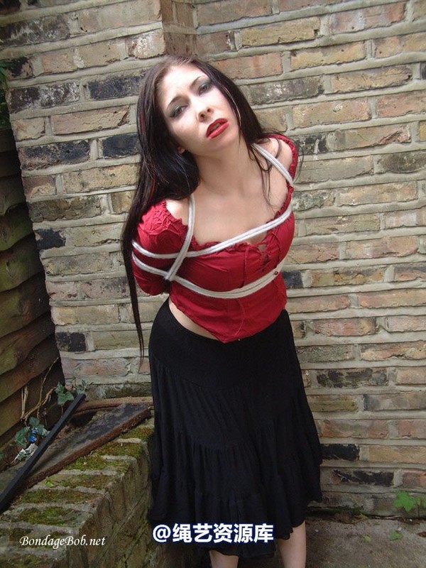 bondagebob - Lydia Tied Outdoors 第 9 张图片