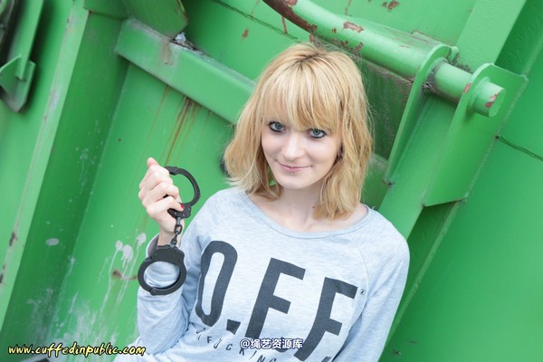 girlsinsteel - Cuffed to a heavy container 第 17 张图片