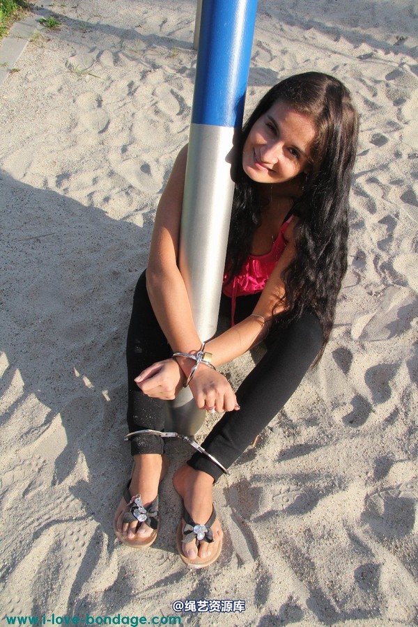 girlsinsteel - Sitting helpless in the sand 第 1 张图片