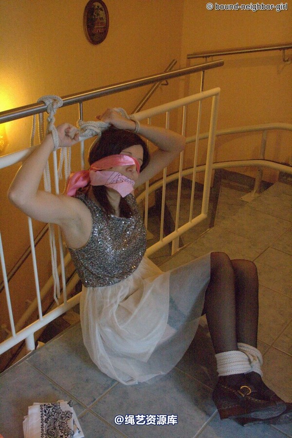 bound-neighbor-girl - Susan tied at home 第 14 张图片