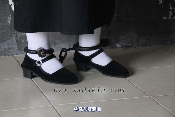 锐度主张 - 黑布鞋白袜镣铐模特：小芳 第 8 张图片