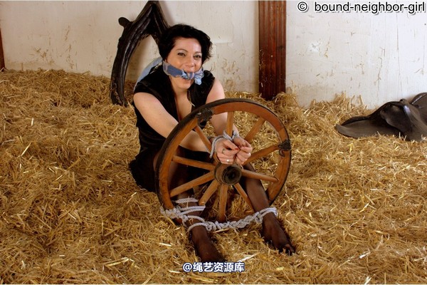 bound-neighbor-girl - Trixi is tied up in the barn - bonus 第 3 张图片