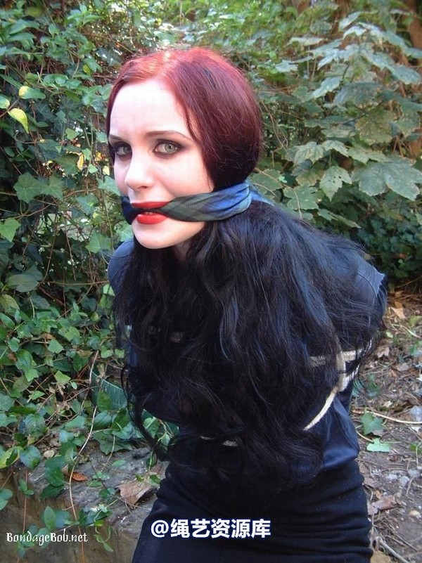 bondagebob - Morrigan Outdoor Bondage 第 10 张图片