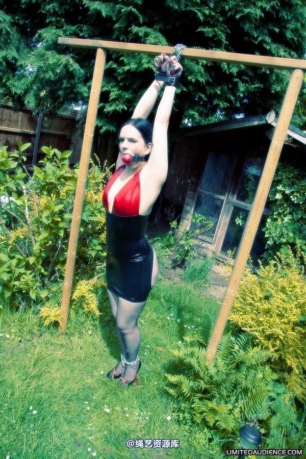 limitedaudience - 2010 rebekka raynor latex leather and chains 第 9 张图片