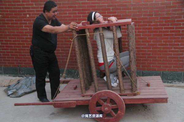 胜景山庄 - 202-模特体验囚车 第 2 张图片