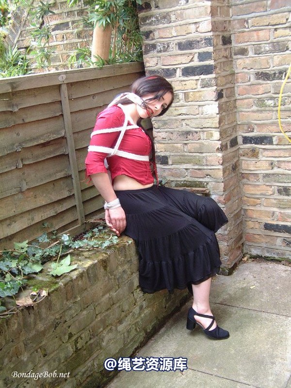 bondagebob - Lydia Tied Outdoors 第 30 张图片