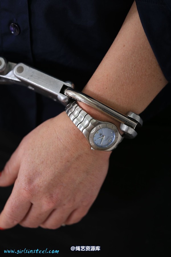 girlsinsteel - Police officer neckcuffed 第 60 张图片