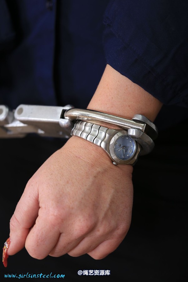 girlsinsteel - Police officer neckcuffed 第 45 张图片
