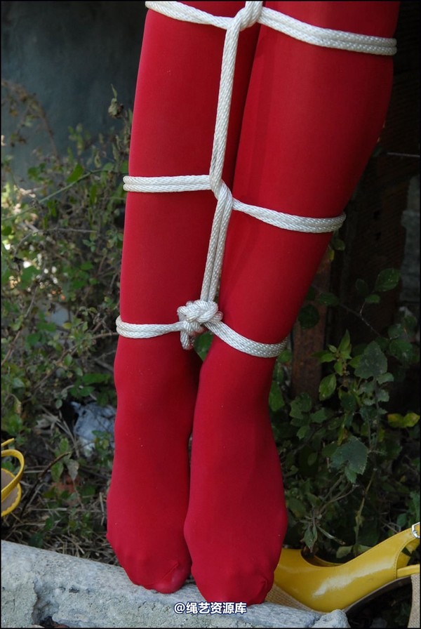 simplytied - Red tights in the Sun part 2 第 33 张图片