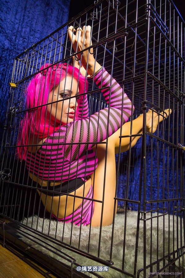 limitedaudience - 2014 elle prisoner holding cell 第 11 张图片