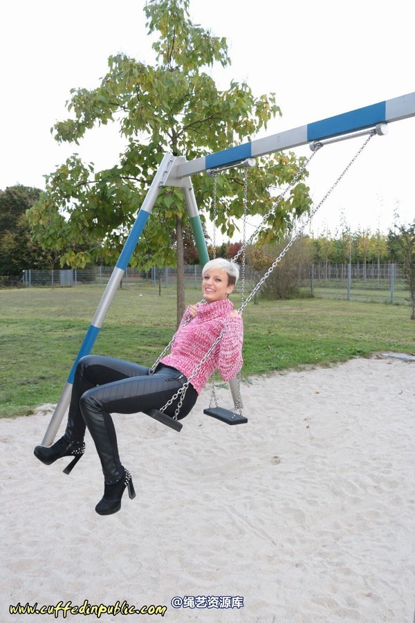 girlsinsteel - Handcuffed at the childs swing 第 6 张图片