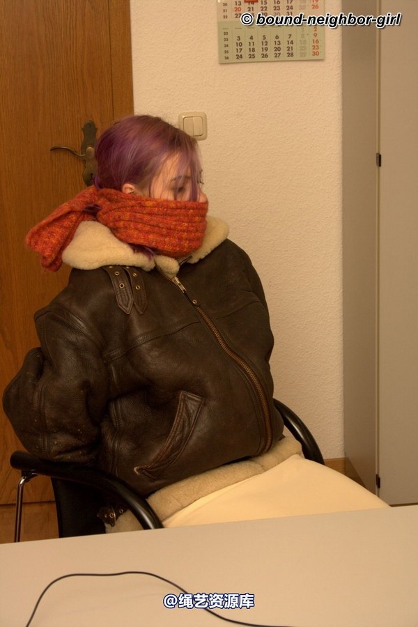 bound-neighbor-girl - Zora - Tied up at the office 第 31 张图片