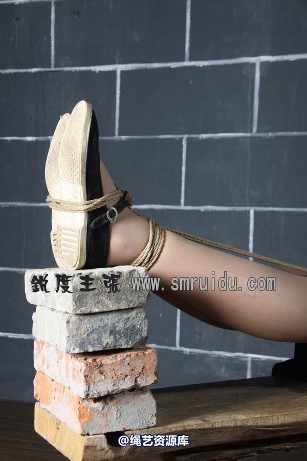 锐度主张 - 五四老虎凳模特：瑶瑶 第 26 张图片