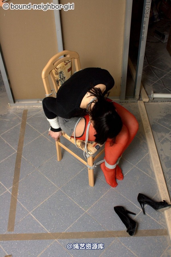 bound-neighbor-girl - Nina B - Tied up on the Construction 5 第 37 张图片