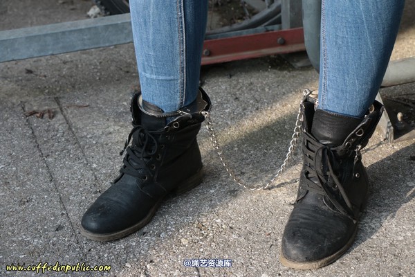 girlsinsteel - Wow yellow handcuffs 第 52 张图片