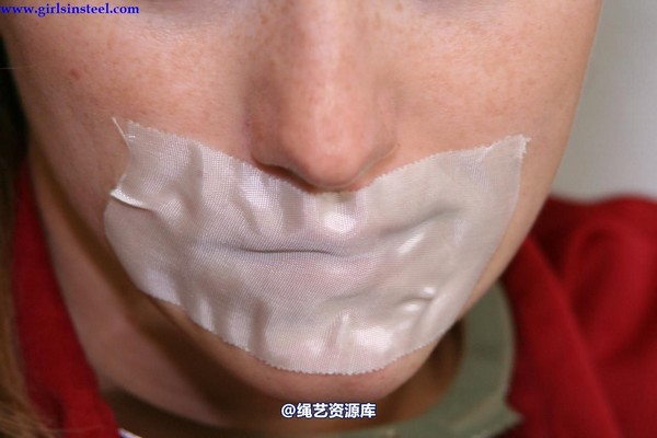 girlsinsteel - Sophia tied up with many neckcuffs 第 4 张图片