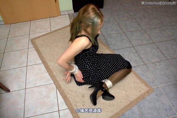 bound-neighbor-girl - Zora - Tied to the ground 第 17 张图片