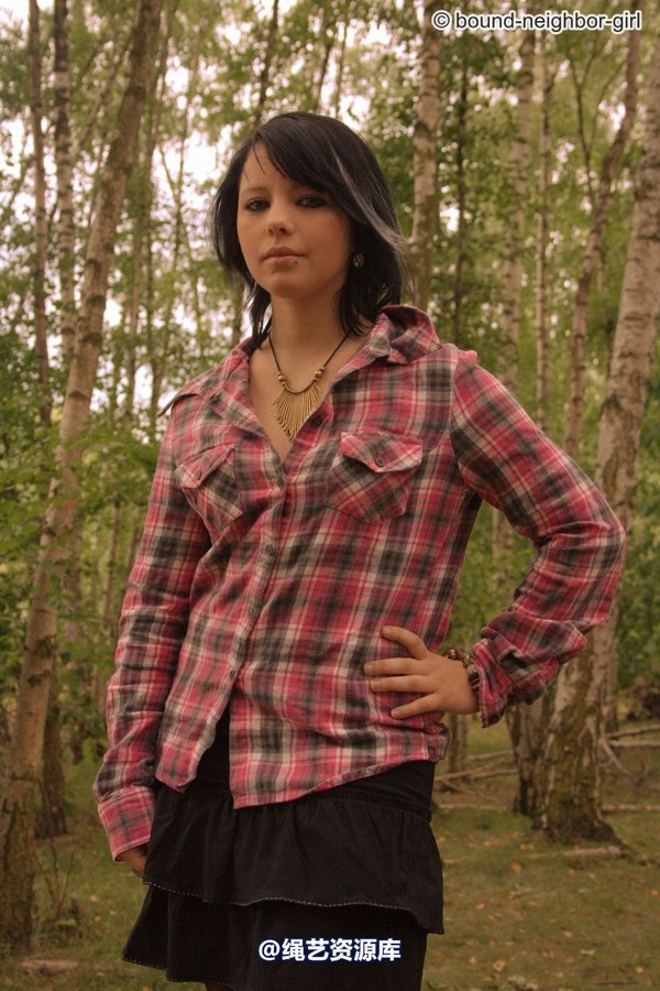bound-neighbor-girl - Nadine - Adventure in the woods part 1 第 3 张图片