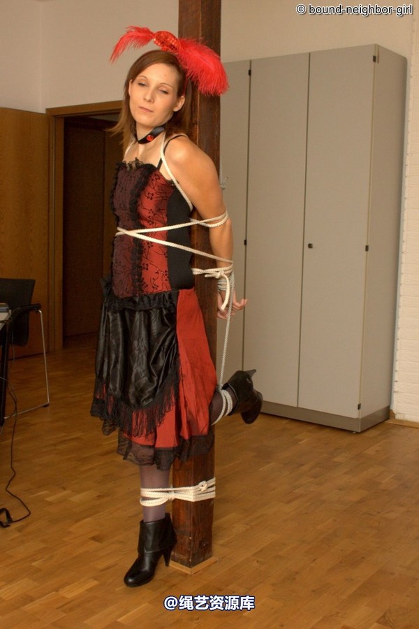 bound-neighbor-girl - Susan - Tied in costumes 第 3 张图片