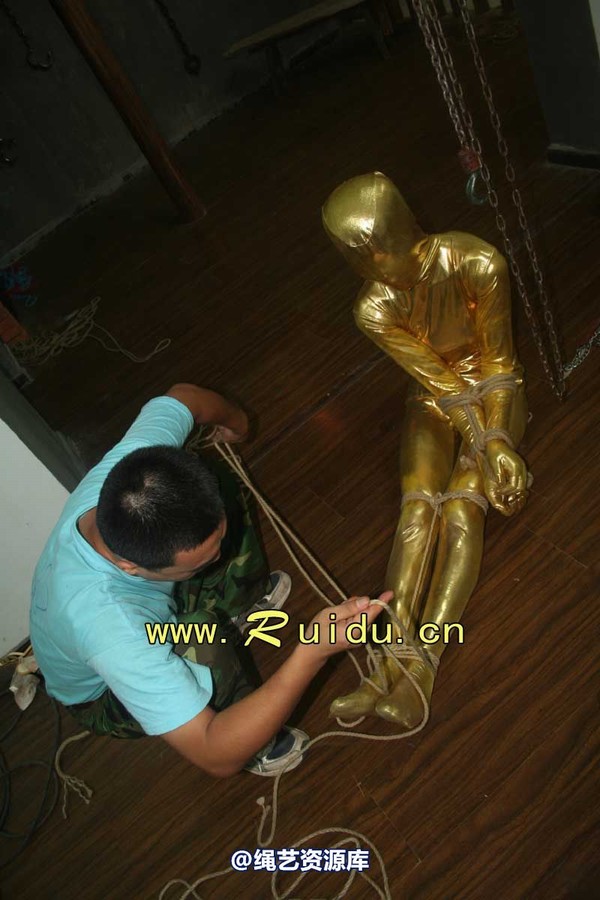锐度主张 - 20070928第35期 影片胶衣紧缚悬吊图片 第 55 张图片