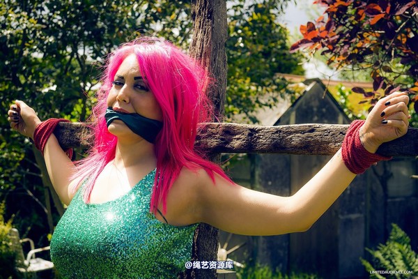 limitedaudience - 2013 elle displayed outdoors 第 11 张图片