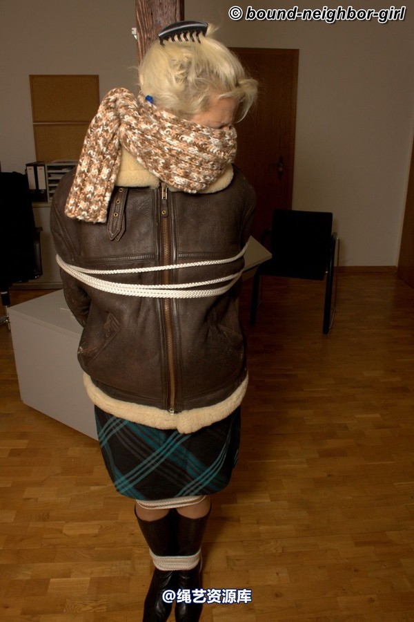 bound-neighbor-girl - Elena - Tied at office 第 30 张图片