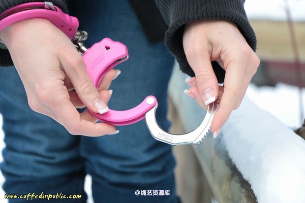 girlsinsteel - Cuffed at the parking area 第 50 张图片