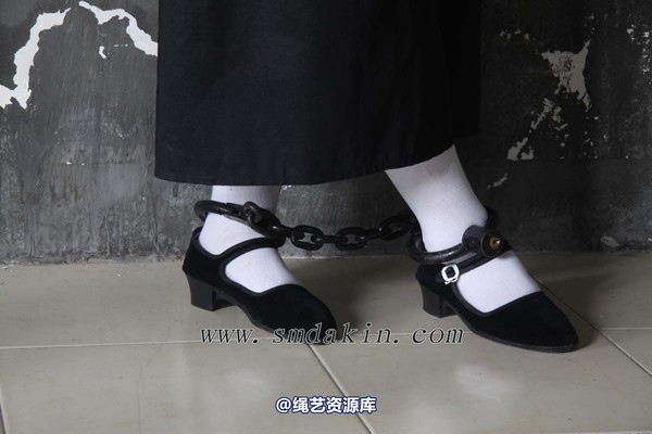 锐度主张 - 黑布鞋白袜镣铐模特：小芳 第 1 张图片