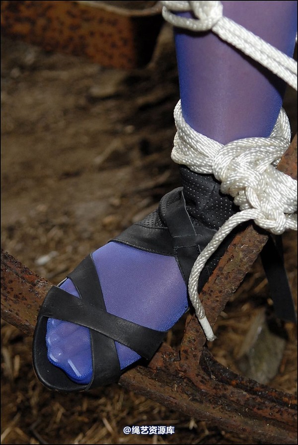 simplytied - Blue tights on old barn 第 24 张图片