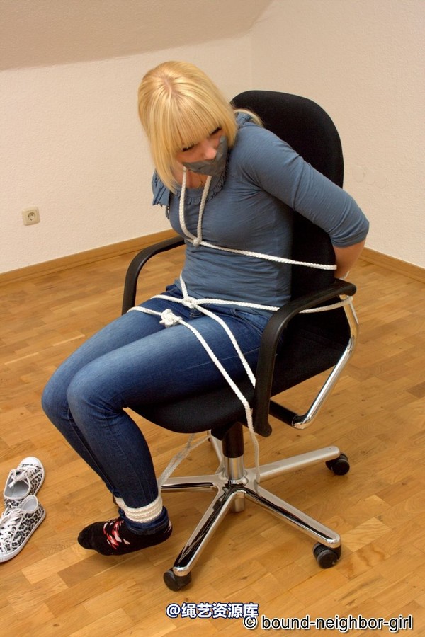bound-neighbor-girl - Janine A - bondage games in the office 2 第 21 张图片