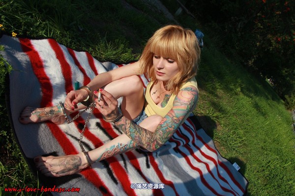 girlsinsteel - Smoking with handcuffs 第 29 张图片