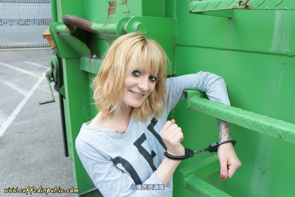 girlsinsteel - Cuffed to a heavy container 第 50 张图片